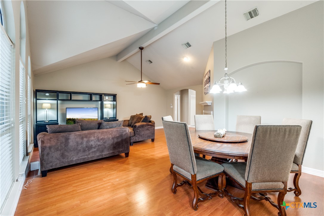 1083 E Running River