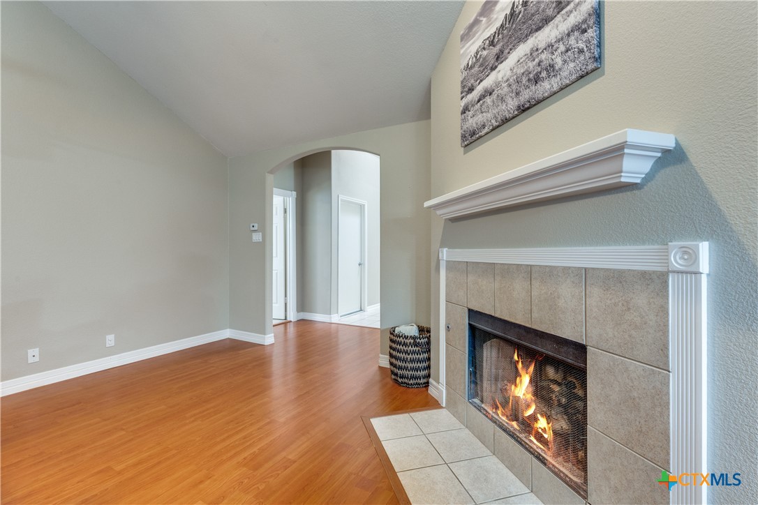 1083 E Running River