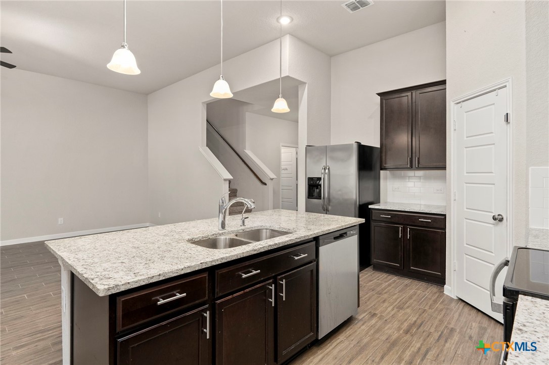 1120 Amber Lake