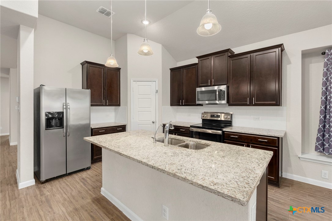 1120 Amber Lake