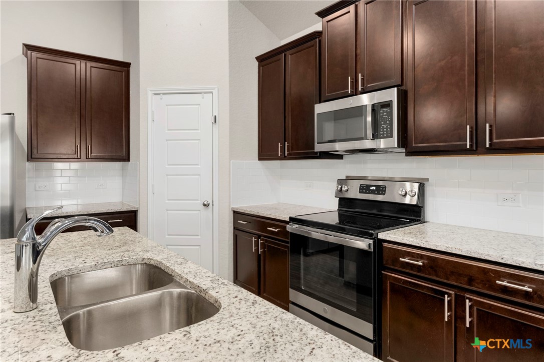 1120 Amber Lake