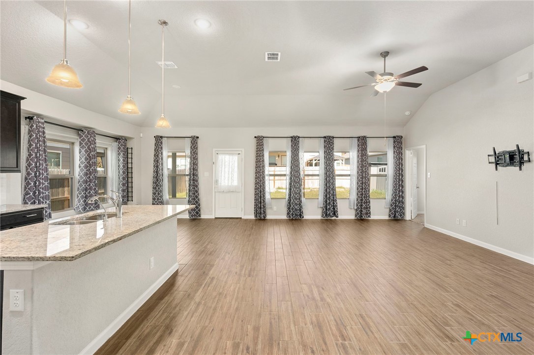 1120 Amber Lake