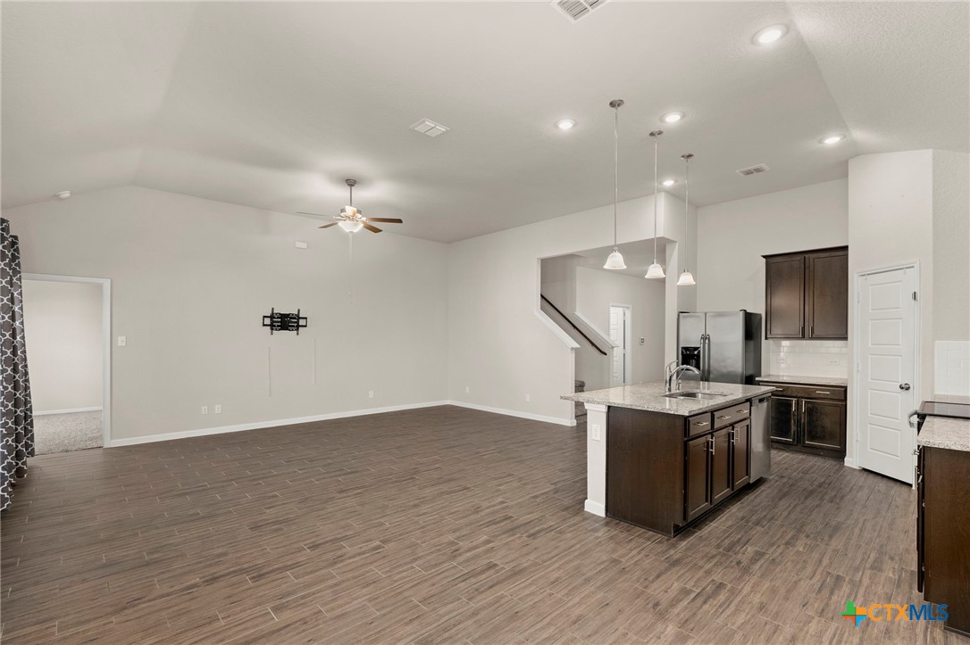 1120 Amber Lake