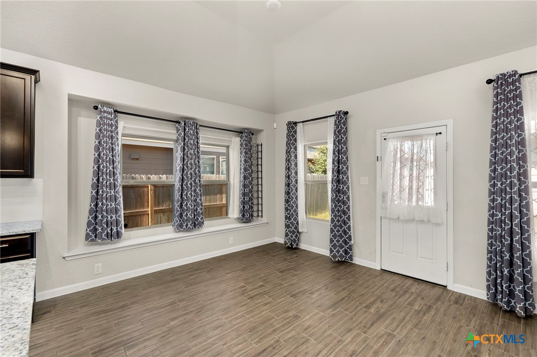 1120 Amber Lake