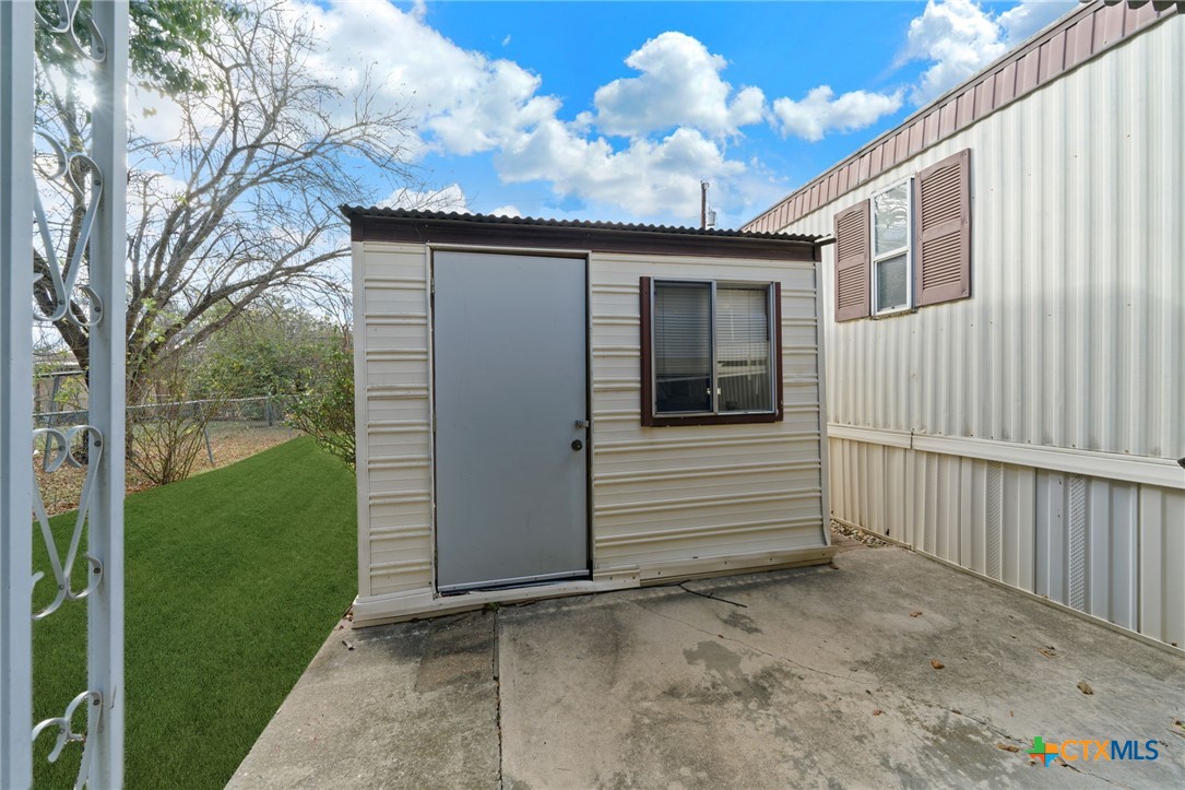 1506 Honeysuckle Lane