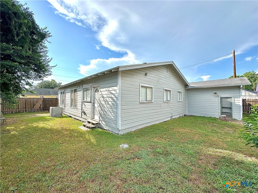 604 S Navarro Street