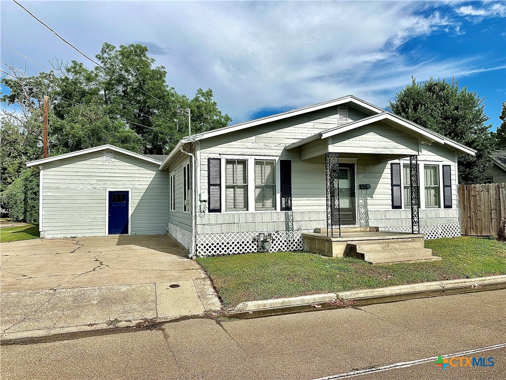 604 S Navarro Street