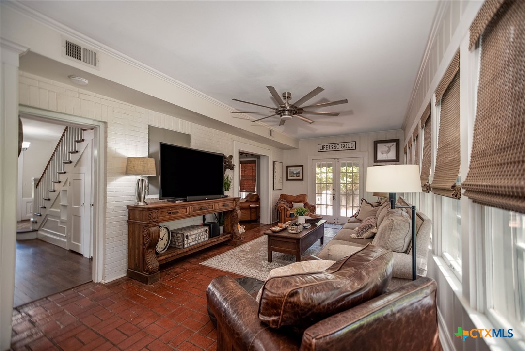 707 W Stayton Avenue