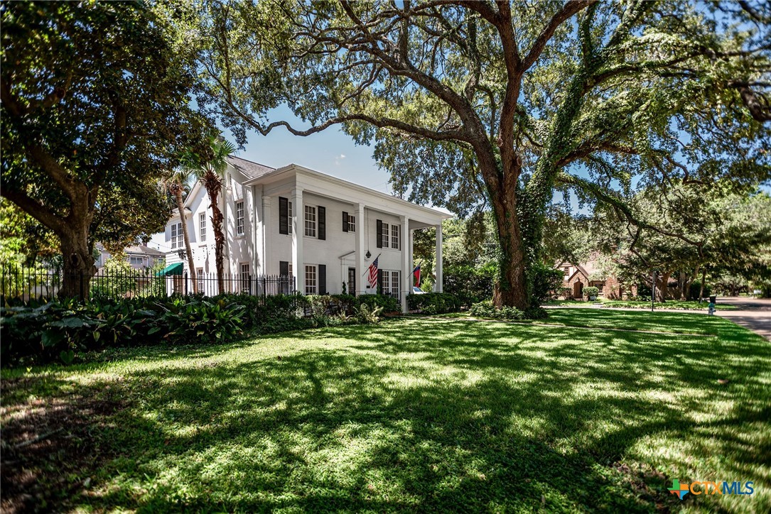 707 W Stayton Avenue