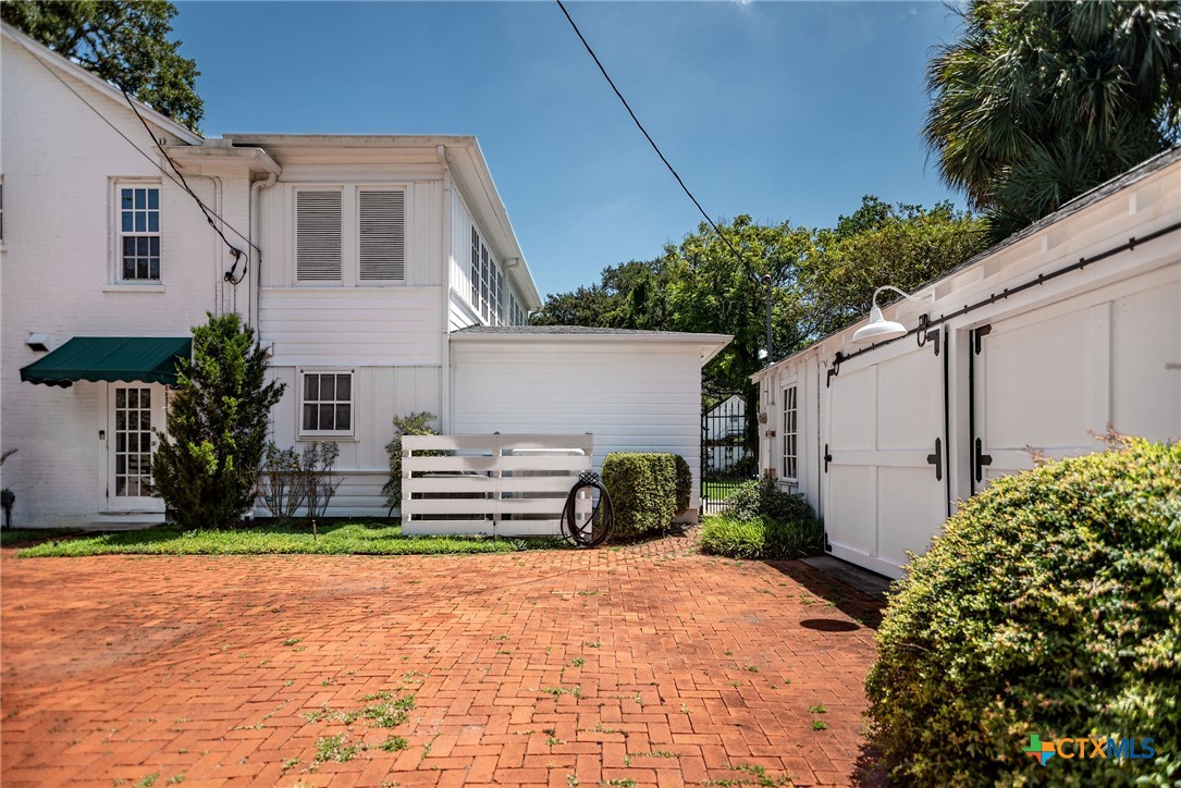 707 W Stayton Avenue