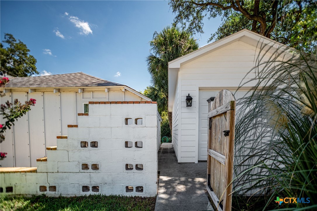 707 W Stayton Avenue