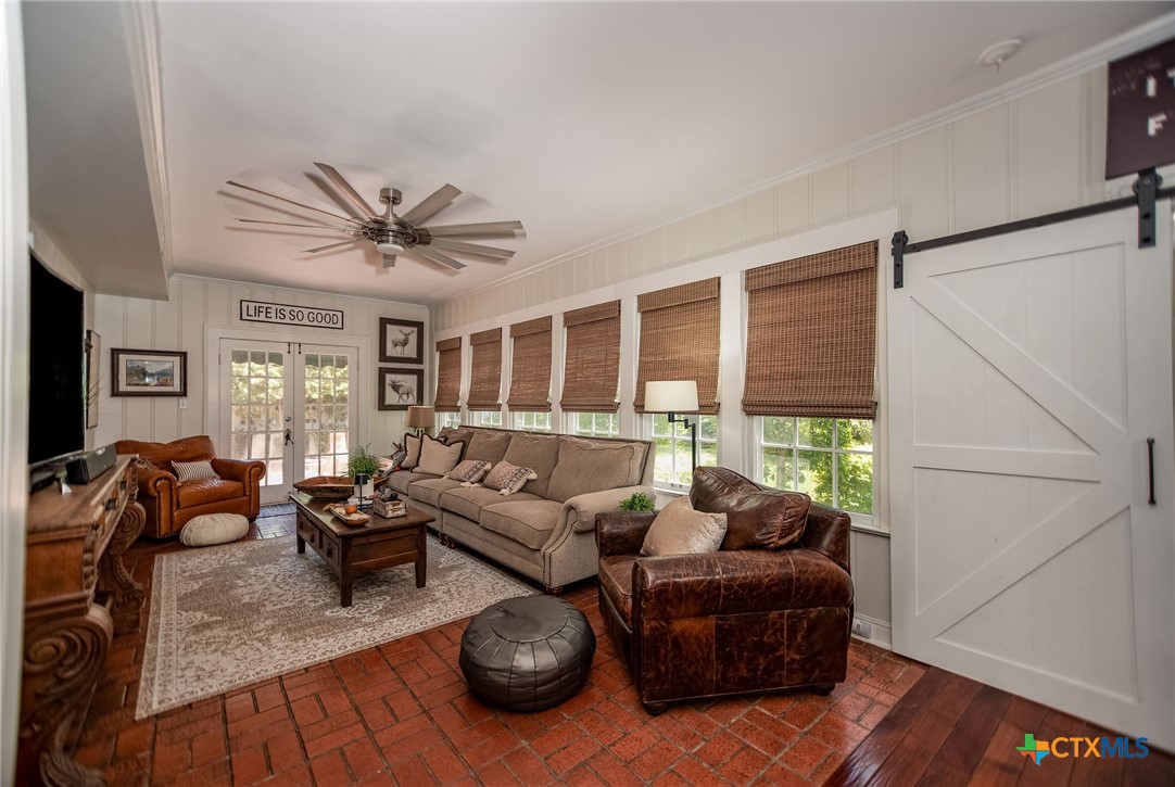 707 W Stayton Avenue