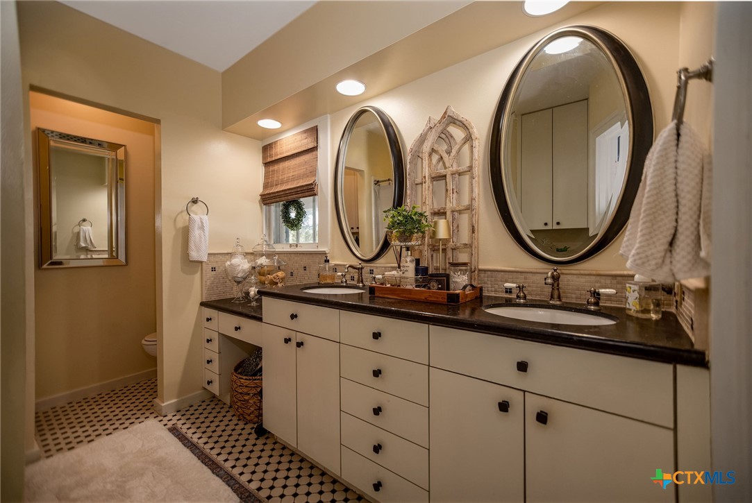 707 W Stayton Avenue