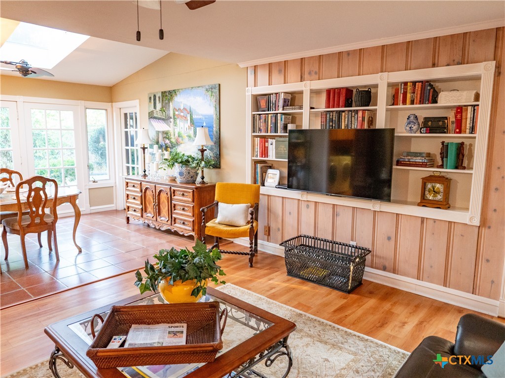 2101 E Mistletoe Avenue