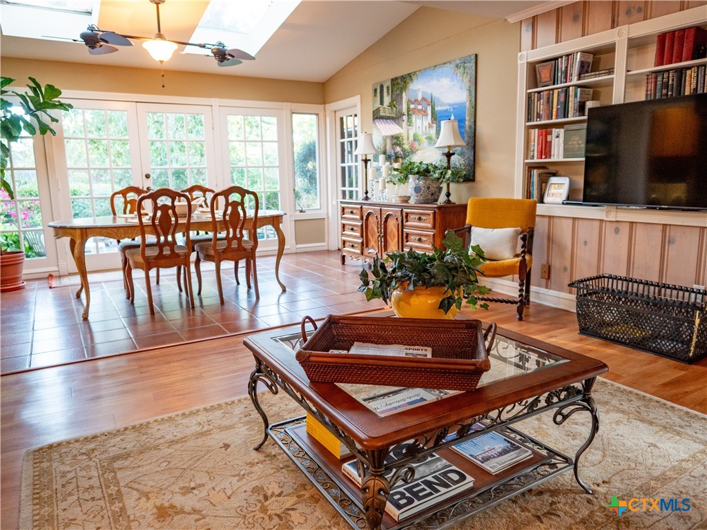 2101 E Mistletoe Avenue