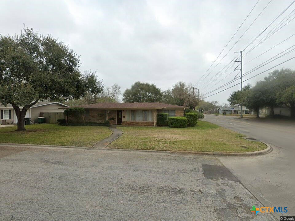 2101 E Mistletoe Avenue