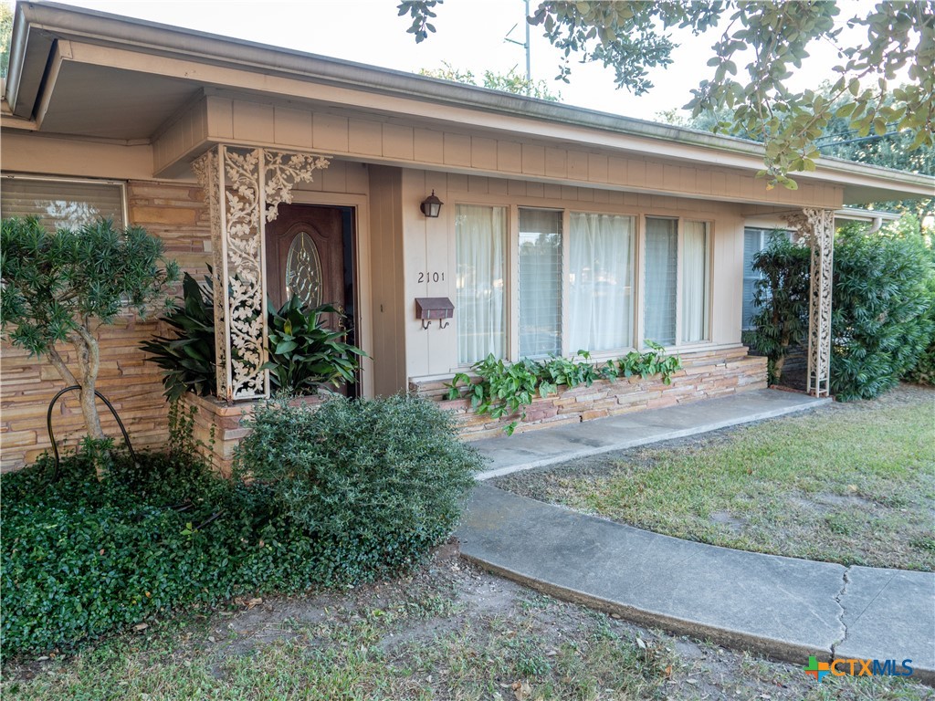 2101 E Mistletoe Avenue