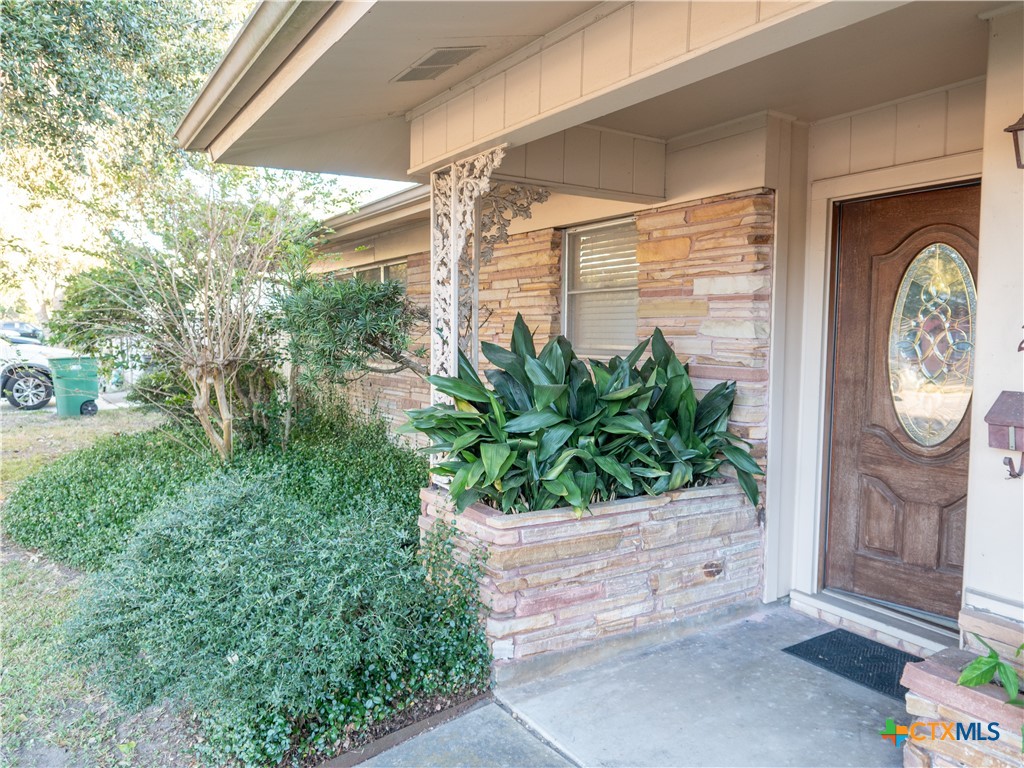 2101 E Mistletoe Avenue