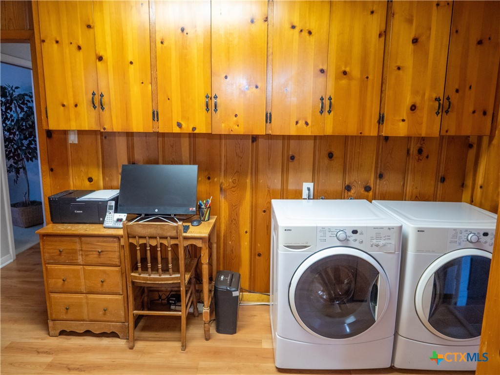 2101 E Mistletoe Avenue