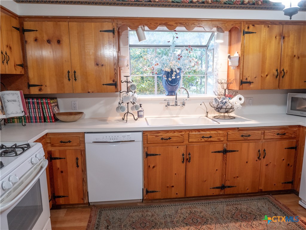 2101 E Mistletoe Avenue