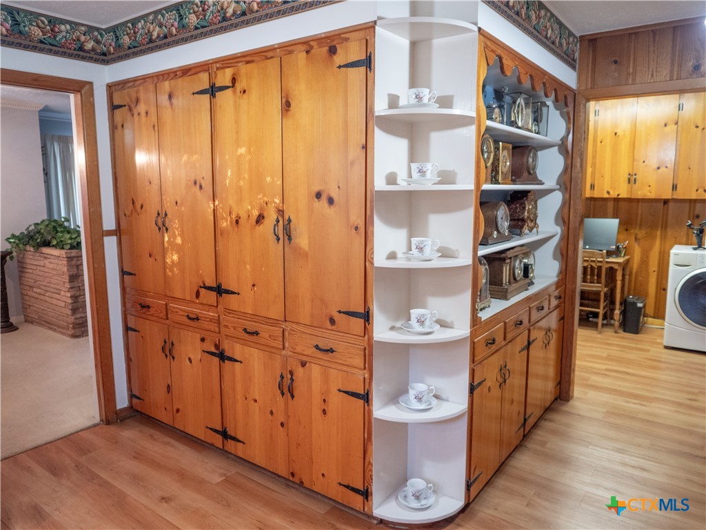 2101 E Mistletoe Avenue