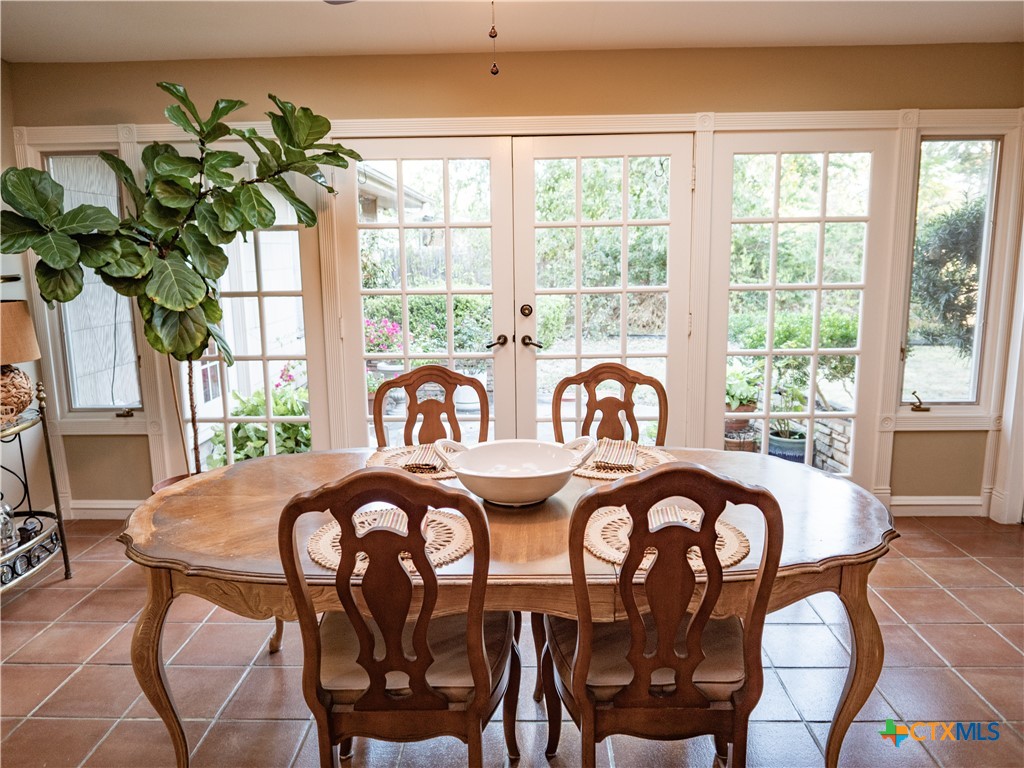 2101 E Mistletoe Avenue