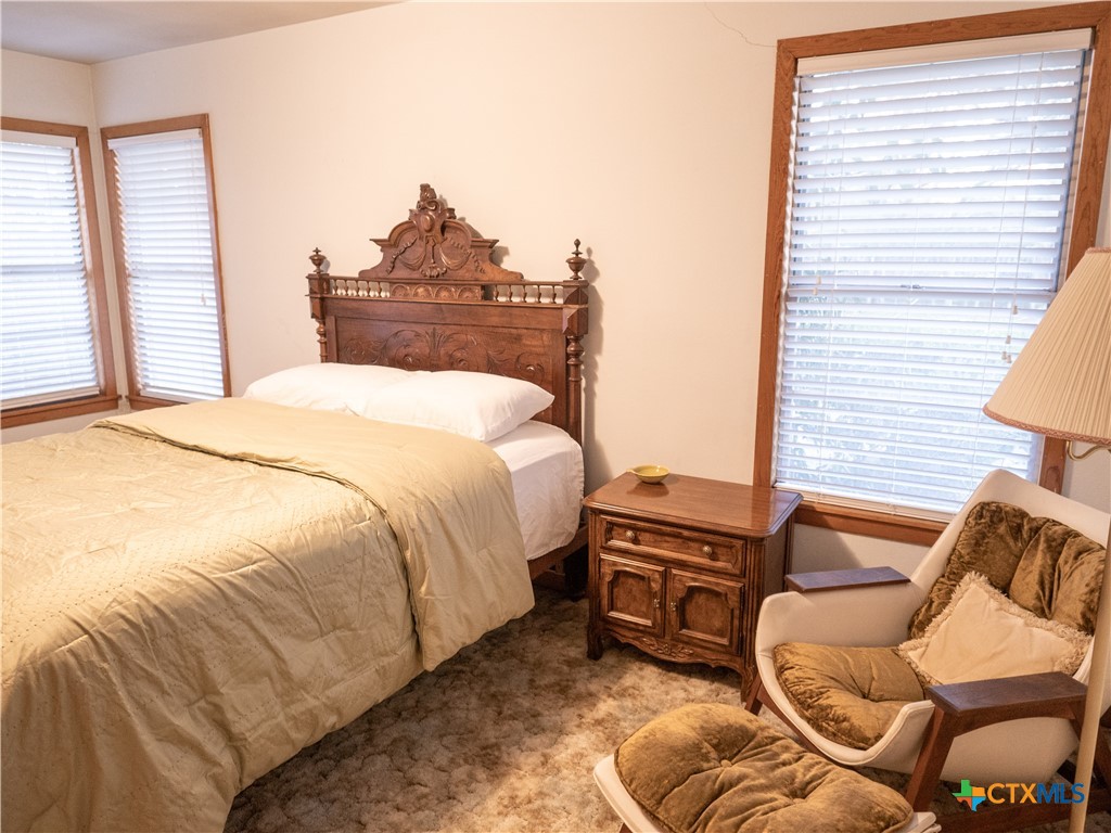 2101 E Mistletoe Avenue