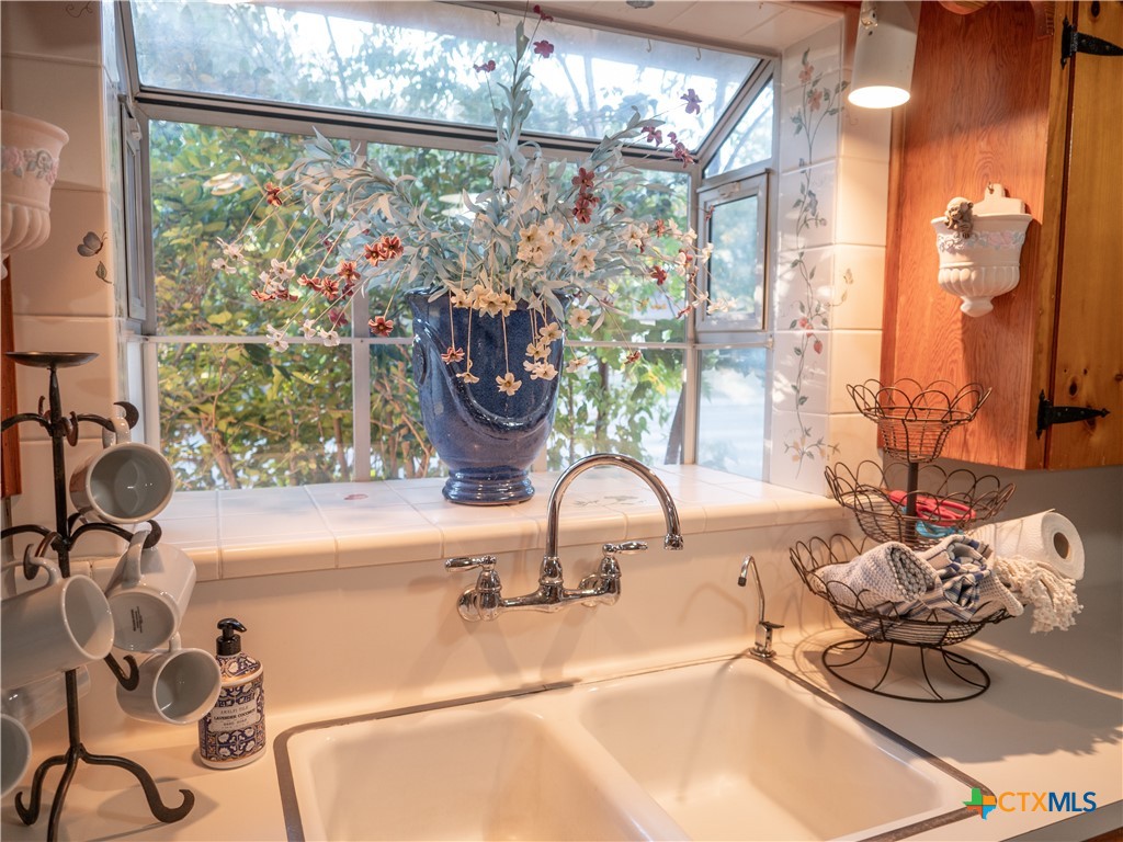 2101 E Mistletoe Avenue