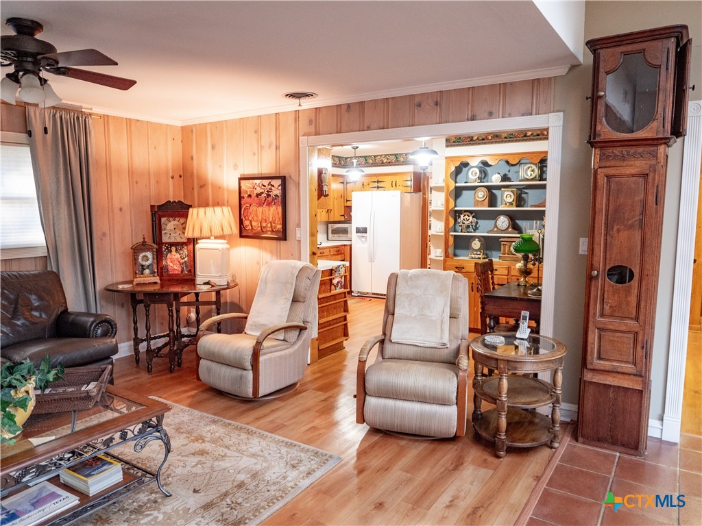 2101 E Mistletoe Avenue