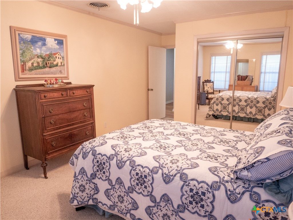 2101 E Mistletoe Avenue