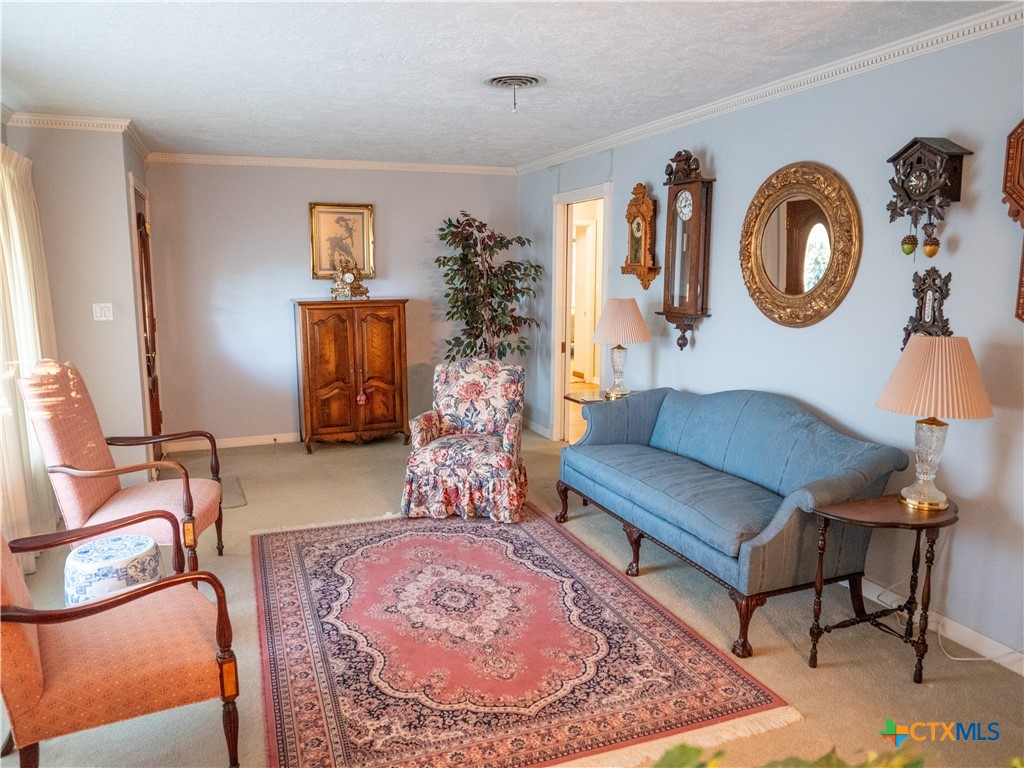 2101 E Mistletoe Avenue