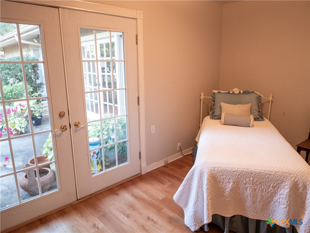 2101 E Mistletoe Avenue