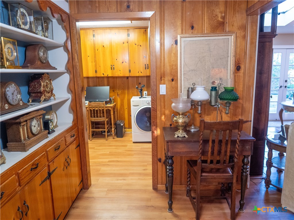 2101 E Mistletoe Avenue