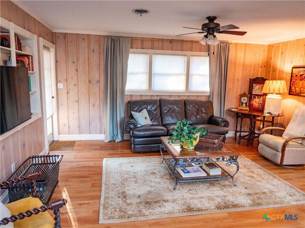 2101 E Mistletoe Avenue