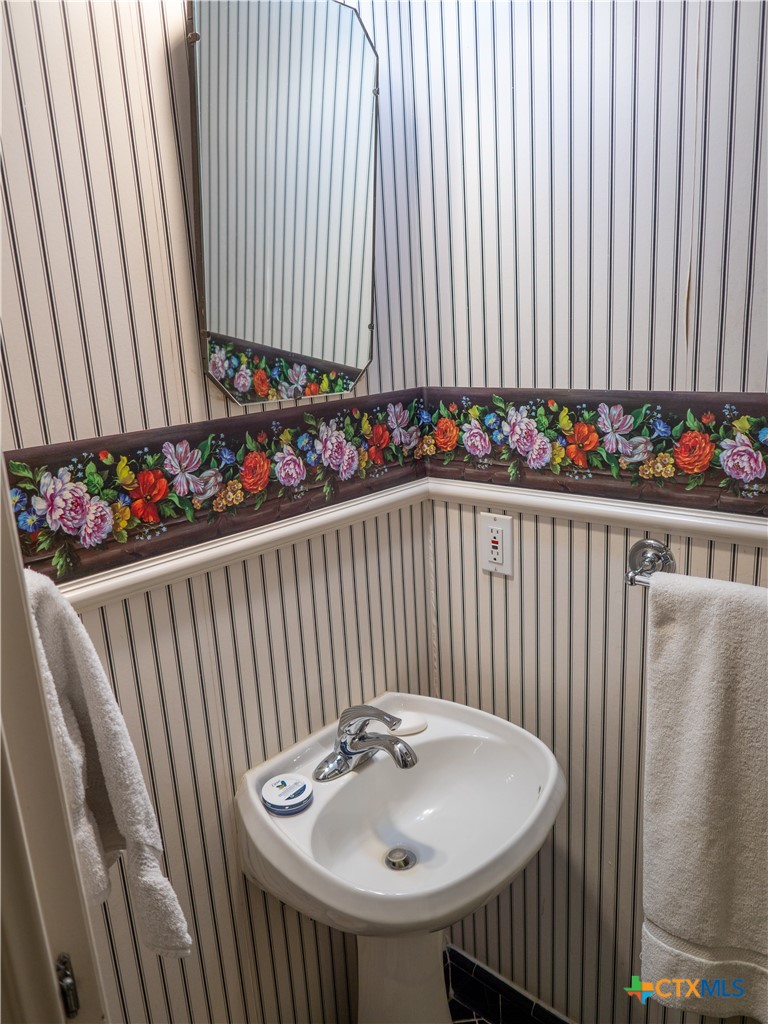 2101 E Mistletoe Avenue