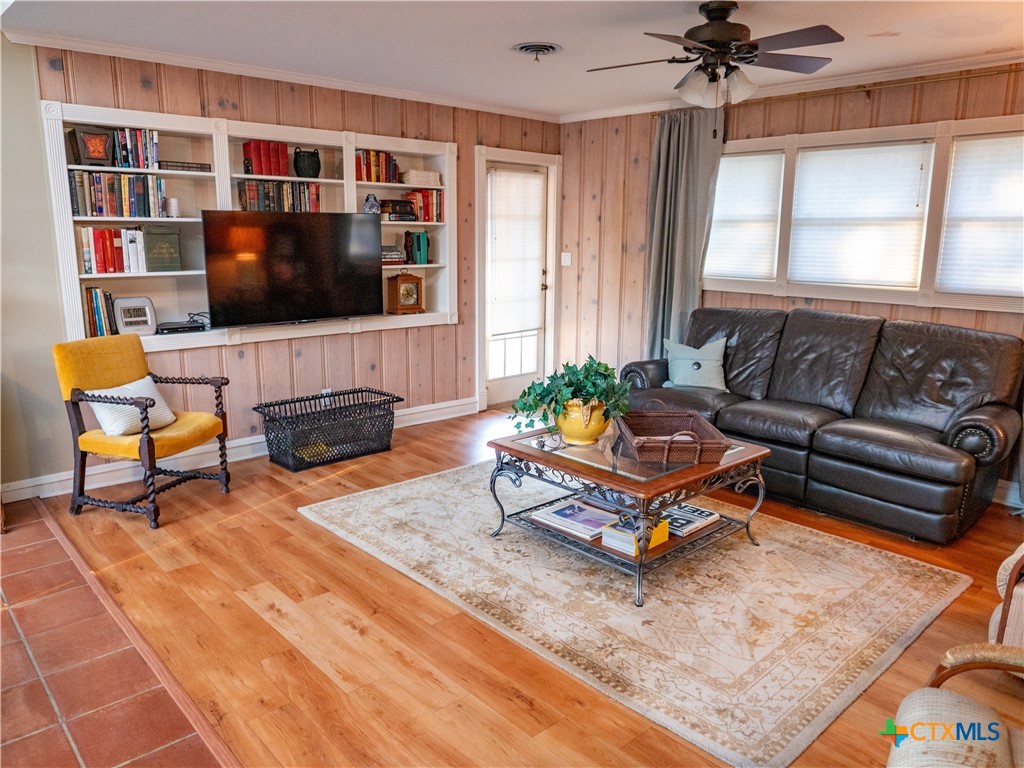 2101 E Mistletoe Avenue