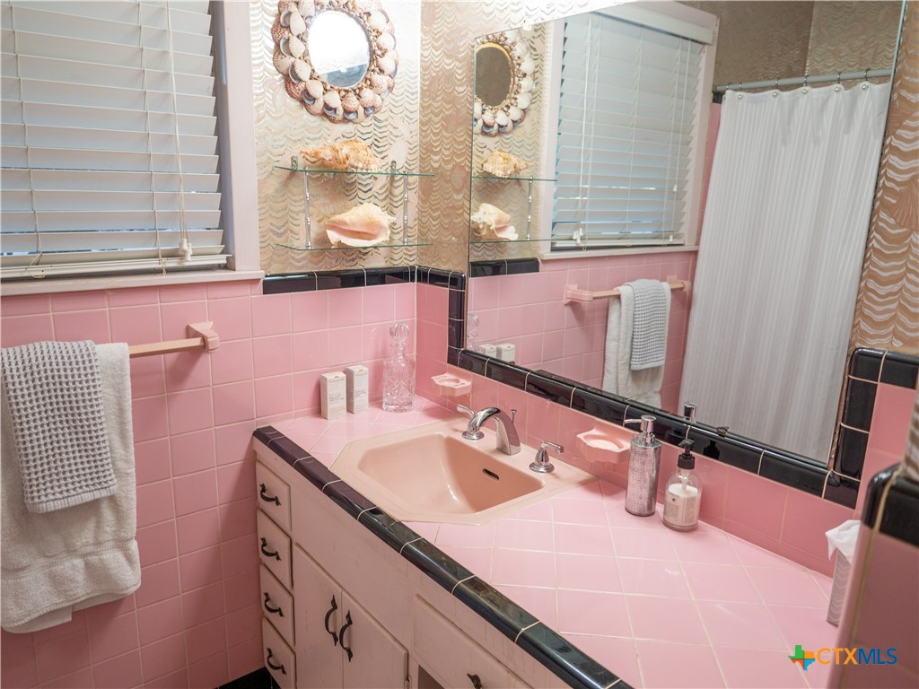 2101 E Mistletoe Avenue