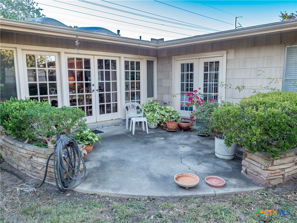 2101 E Mistletoe Avenue