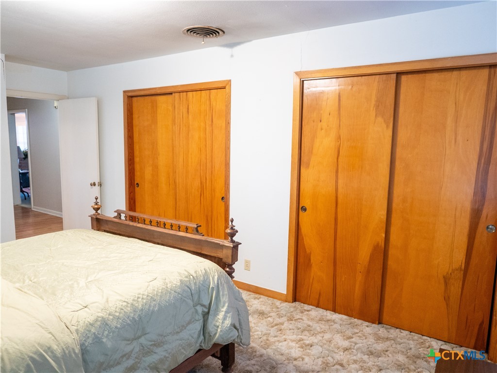 2101 E Mistletoe Avenue