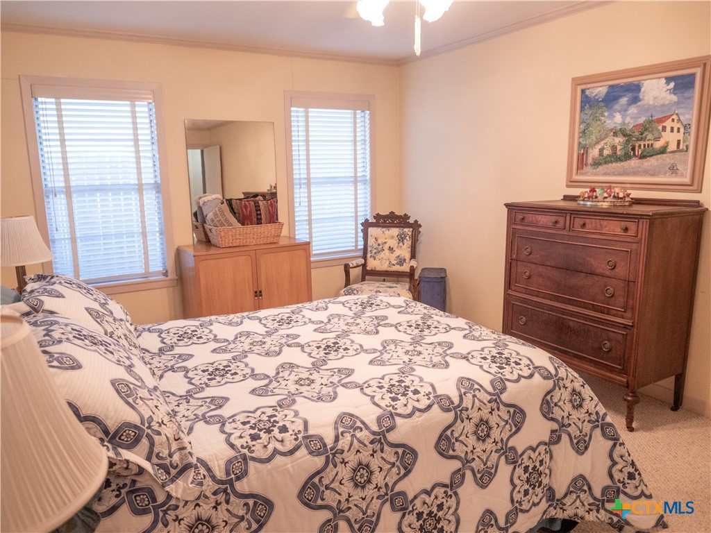 2101 E Mistletoe Avenue