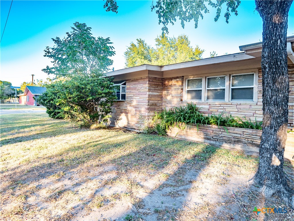 2101 E Mistletoe Avenue