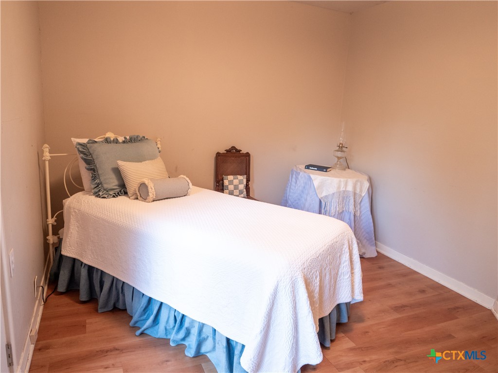 2101 E Mistletoe Avenue