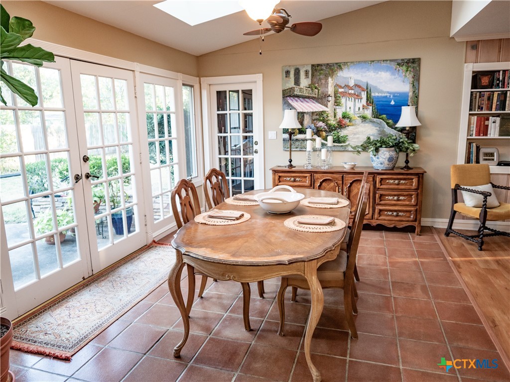 2101 E Mistletoe Avenue