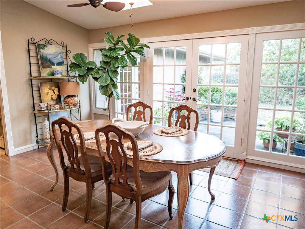 2101 E Mistletoe Avenue