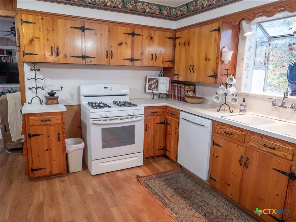 2101 E Mistletoe Avenue