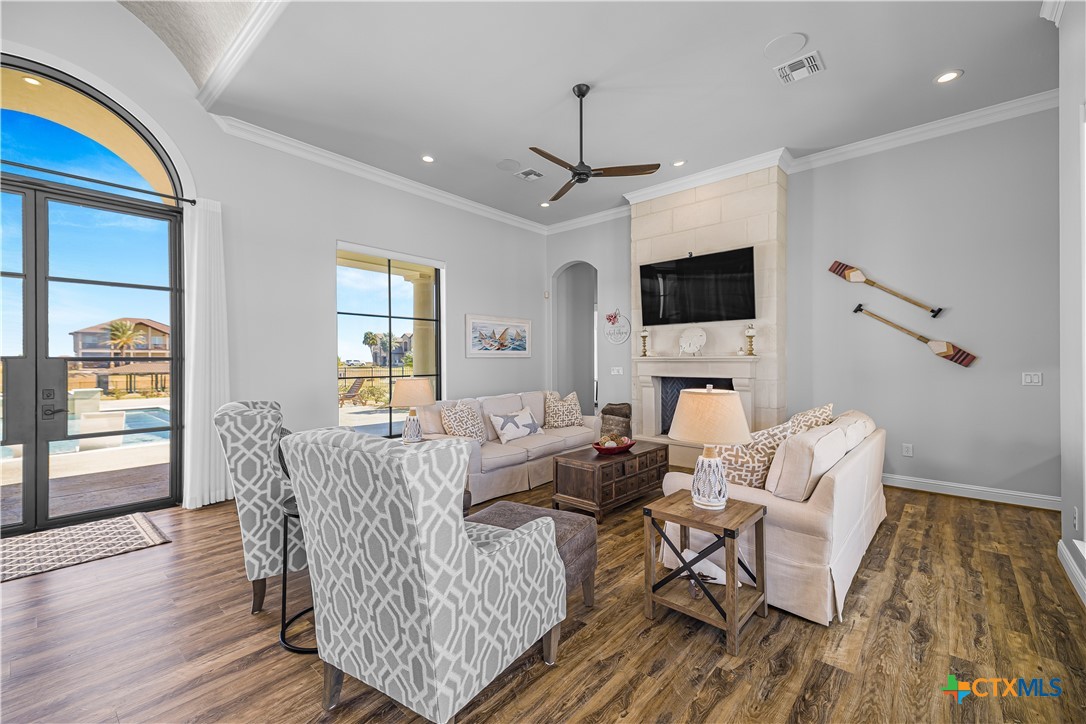 385 E Arbor Vista