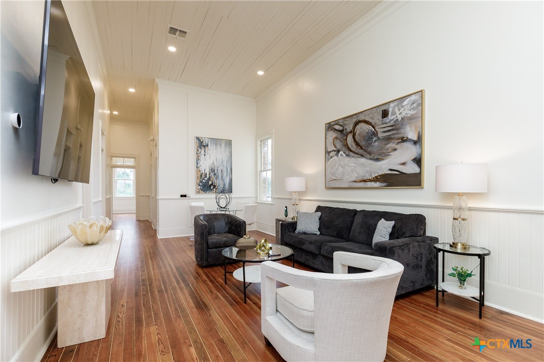 207 1/2 E Constitution Street 4