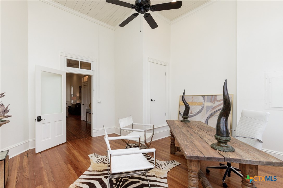 207 1/2 E Constitution Street 8
