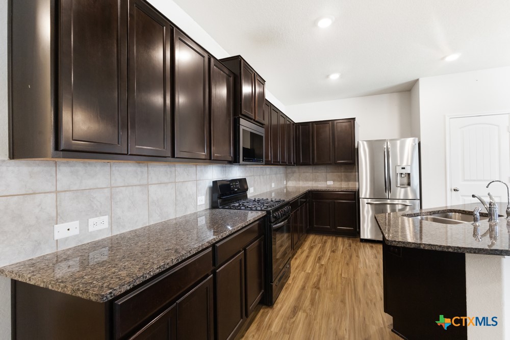 8221 Lazy Brook