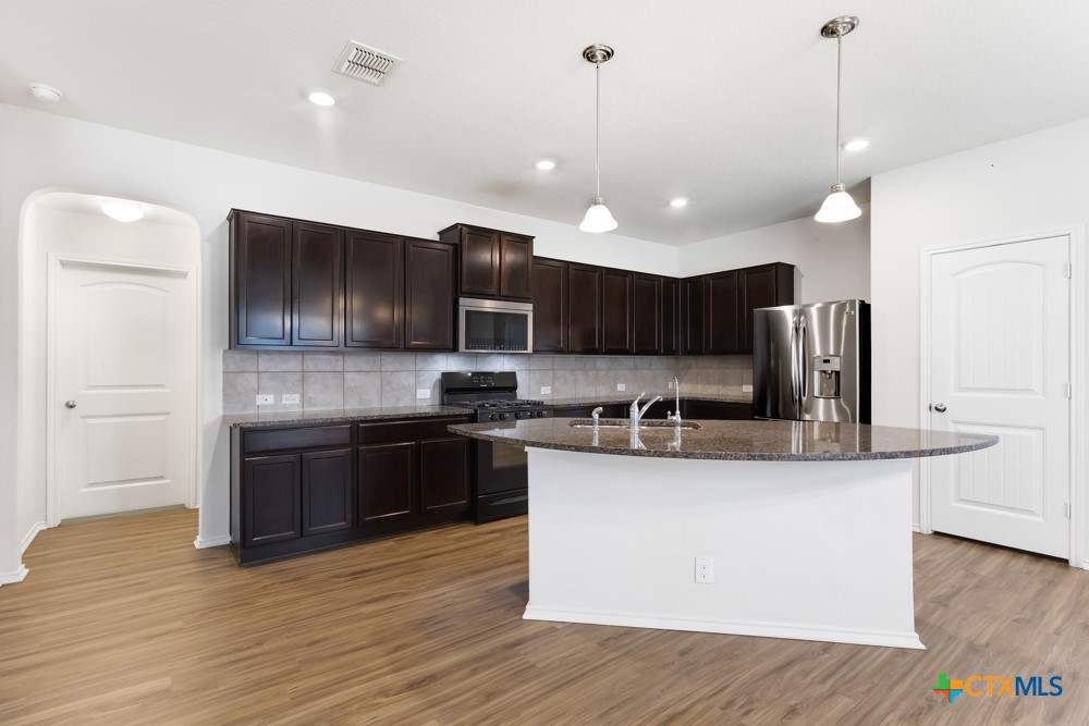 8221 Lazy Brook
